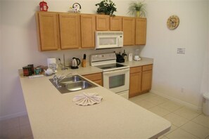 House, 4 Bedrooms | Private kitchen