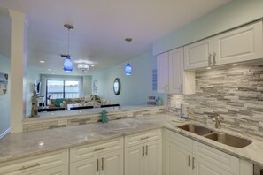 Condo, 2 phòng ngủ | Bếp riêng | Tủ lạnh, lò vi sóng, lò nướng, bếp nấu