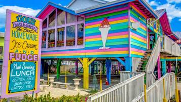 A colorful building with a sign advertising homemade ice cream and gluten-free lunch.