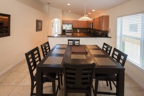 House, 5 Bedrooms | In-room dining