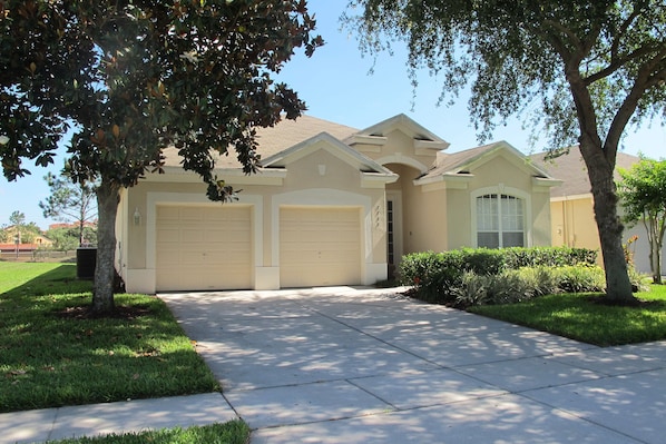 House, 4 Bedrooms | Front of property