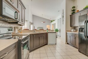 House, 4 Bedrooms | Private kitchen | Dishwasher, cookware/dishes/utensils