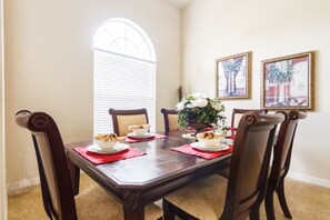 House, 4 Bedrooms | In-room dining