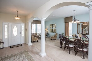 Ferienhaus, 5 Schlafzimmer | Essbereich im Zimmer