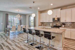 House, 6 Bedrooms | In-room dining