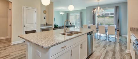 Rumah, 6 kamar tidur | Dapur pribadi | Mesin pencuci piring dan peralatan masak/sendok-piring
