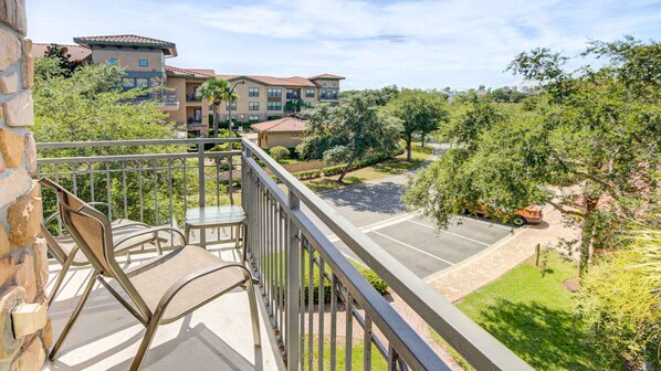 Condo, 3 habitaciones | Balcón