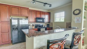 Condo, 3 phòng ngủ | Bếp riêng | Máy rửa bát, dụng cụ nấu nướng/bát dĩa/dao nĩa 