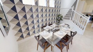 Stadtwohnung, 5 Schlafzimmer | Essbereich im Zimmer