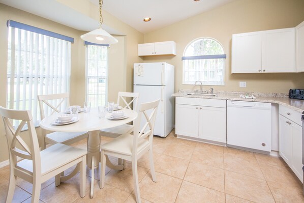 House, 4 Bedrooms | In-room dining