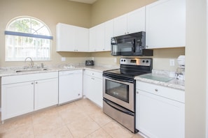 House, 4 Bedrooms | Private kitchen