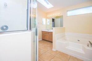 House, 4 Bedrooms | Bathroom | Hair dryer, towels