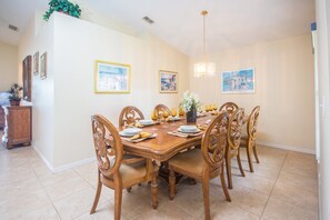 House, 4 Bedrooms | In-room dining