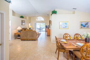 House, 4 Bedrooms | In-room dining