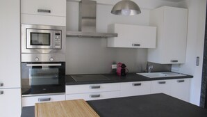 Kaffetrakter/tekoker, kjøleskap, mikrobølgeovn og ovn