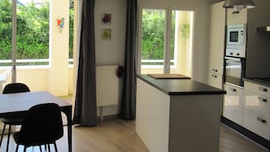 Kaffetrakter/tekoker, kjøleskap, mikrobølgeovn og ovn