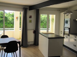 ثلاجة، ميكروويف، فرن، موقد طهي مسطح