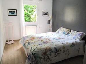 1 dormitorio, tabla de planchar con plancha, wifi y ropa de cama