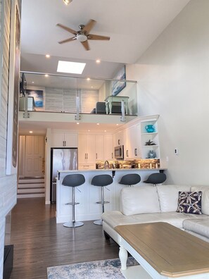 Een smart-tv, een open haard en een tafeltennistafel