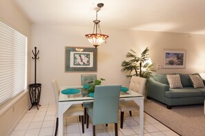 Condo, 1 Bedroom | In-room dining