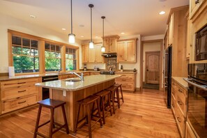 Fridge, microwave, oven, stovetop - Suncadia 5 Bdrm Home Boasting 3,000 Square Feet of Fun for Families (Cle Elum)