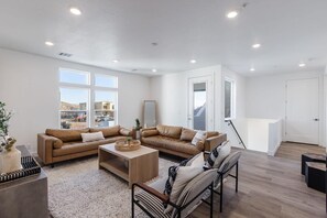 Fernseher, DVD-Player, Arbeitsbereiche