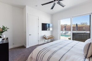 6 bedrooms, iron/ironing board, travel cot, WiFi - New Home | Private Pool, Hot Tub & Desert Views (Washington)