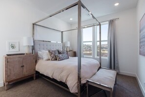6 bedrooms, iron/ironing board, travel cot, WiFi - New Home | Private Pool, Hot Tub & Desert Views (Washington)