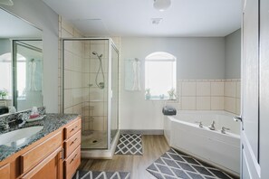 Dusche, Whirlpool, Haartrockner, Handtücher