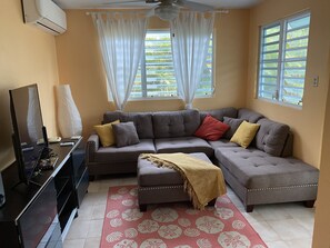 Smart TV, DVD player, videoteca, aparelho de som