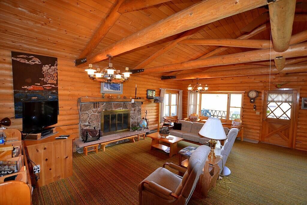 Fernseher, Kamin, DVD-Player, Tischfußball