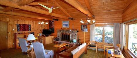 Una televisión, una chimenea, un reproductor de DVD, un futbolín