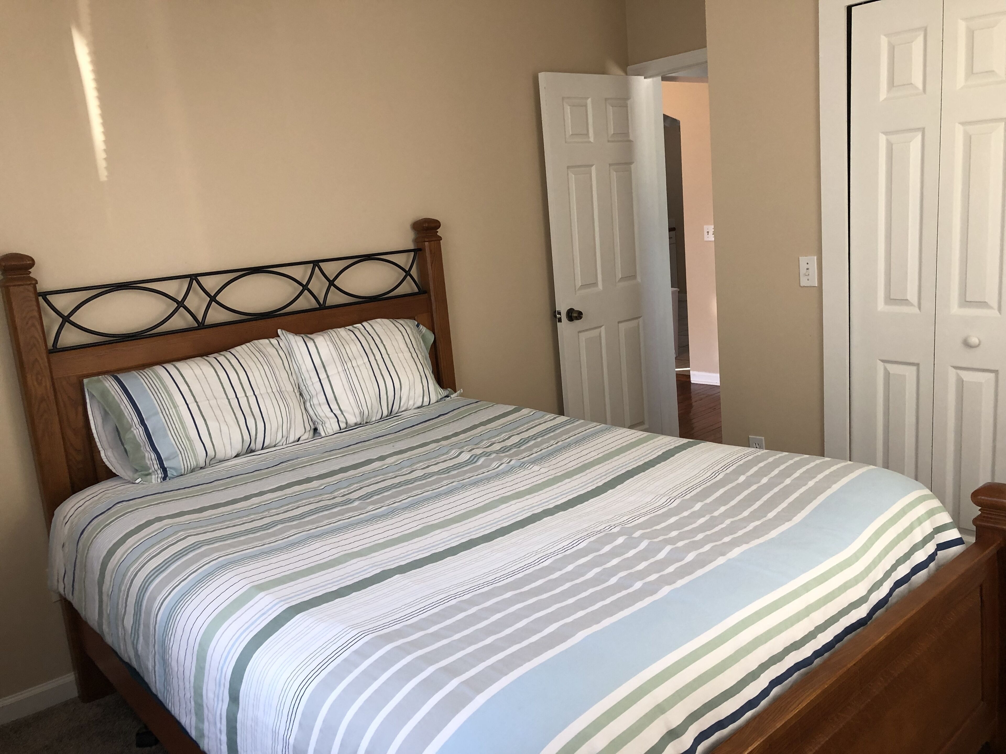 3 chambres, bureau, fer et planche à repasser, accès au Wi-Fi (inclus)