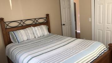 3 chambres, bureau, fer et planche à repasser, accès au Wi-Fi (inclus)