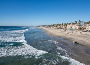 Playa en los alrededores, camastros y toallas de playa 