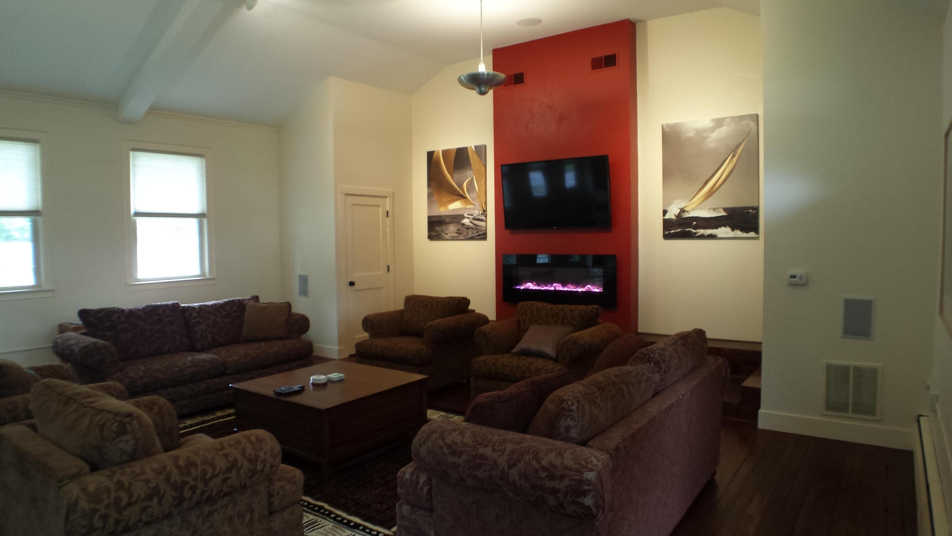 Fantastic for a family/group - walking distance to the best beach in Michigan!