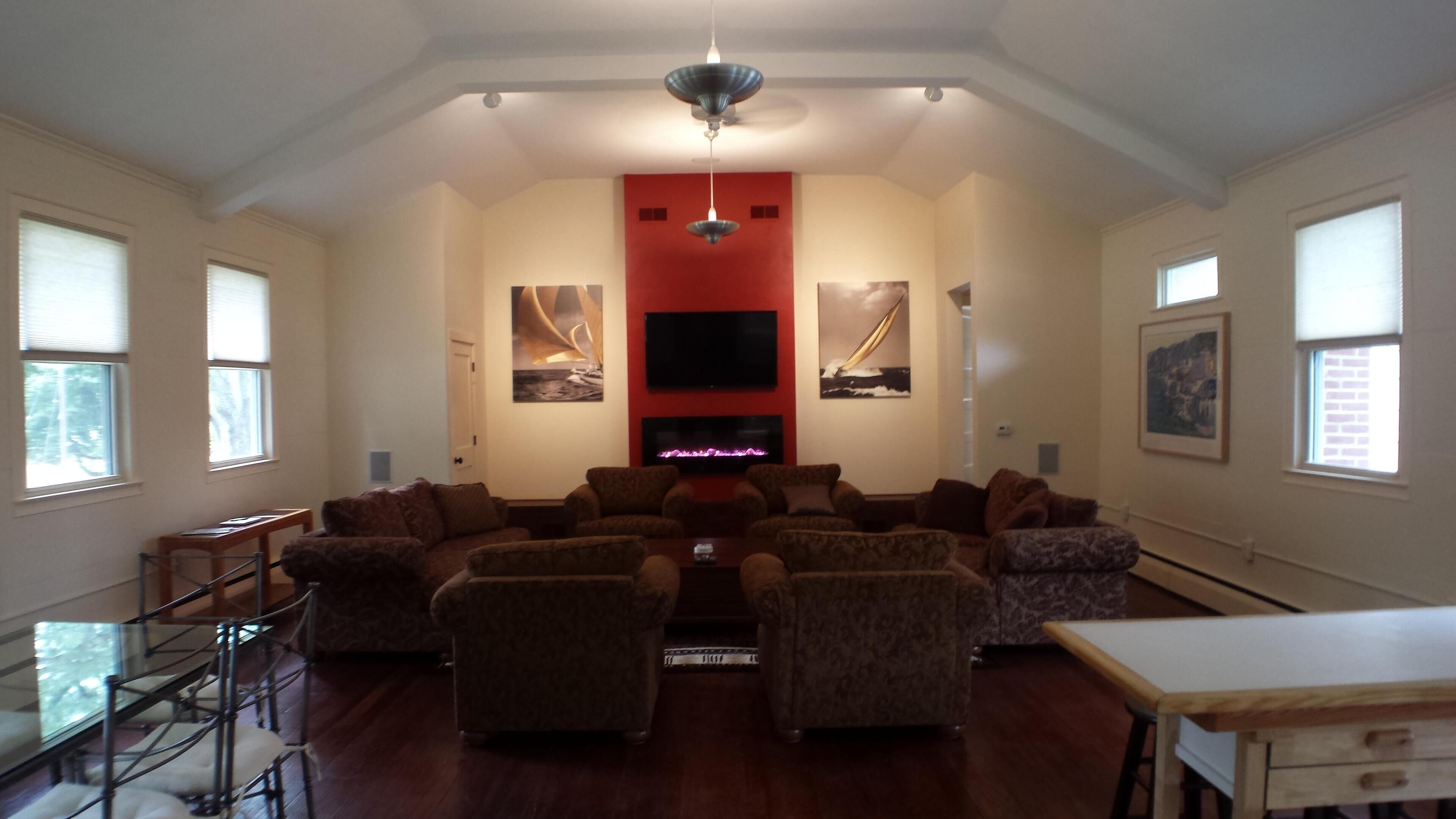 Fantastic for a family/group - walking distance to the best beach in Michigan!