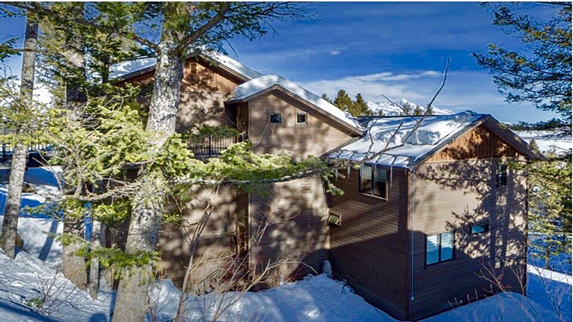 THE TREE TOP HOUSE IS ULTIMATE LUXURY SET ON A MOUNTAINSIDE