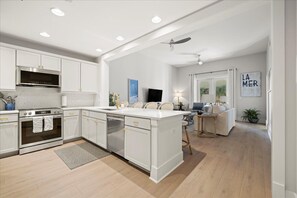 ثلاجة، ميكروويف، فرن، موقد طهي مسطح