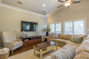 Smart-TV, bøker og stereoanlegg