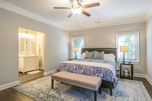 4 slaapkamers, een bureau, een strijkplank/strijkijzer, reisbedje