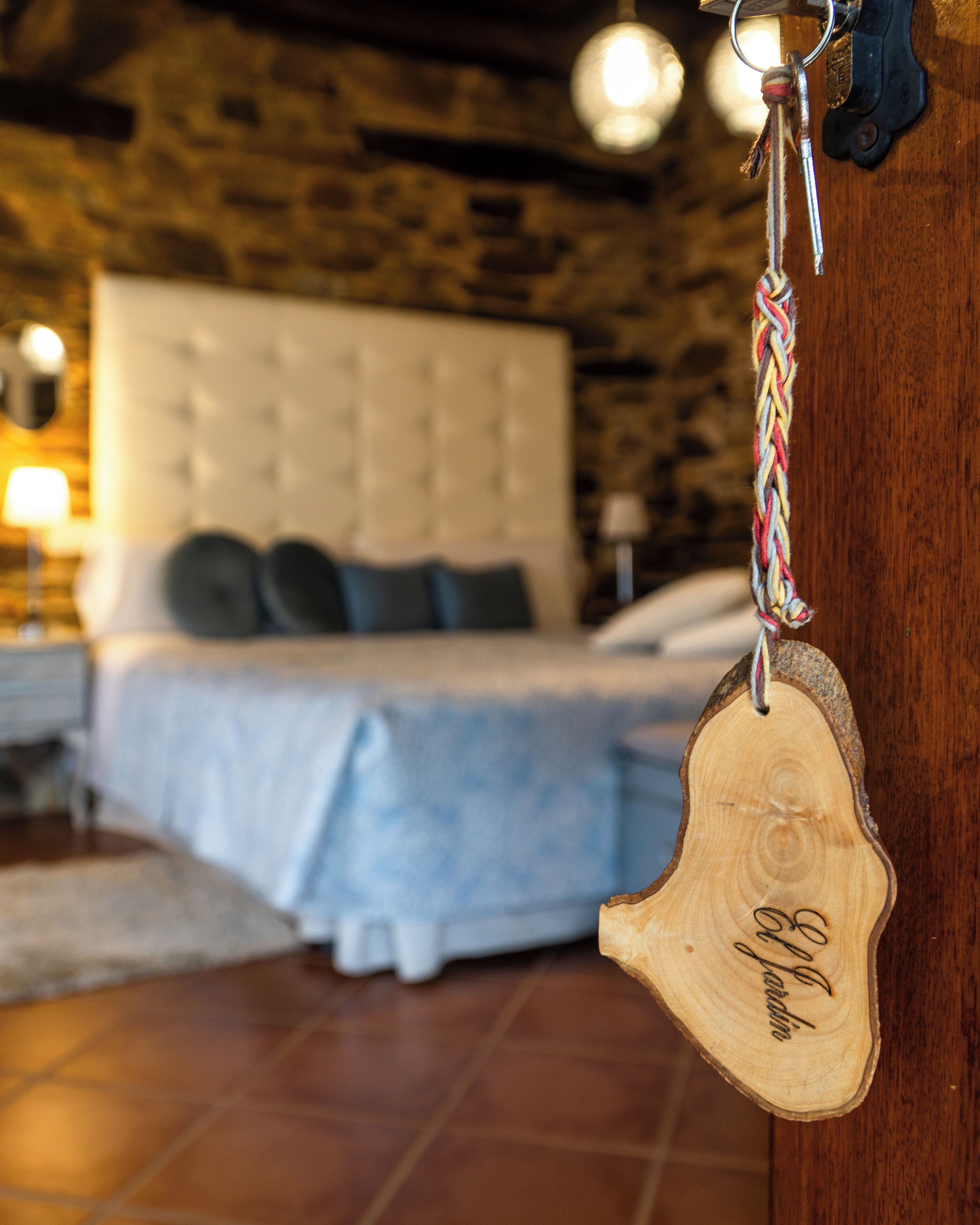 Une chambre à coucher avec un lit, une tête de lit et un porte-clés en bois.