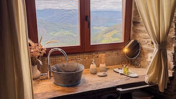 Suite, Valley View (El Cabozo) | Bathroom | Shower, hair dryer, towels