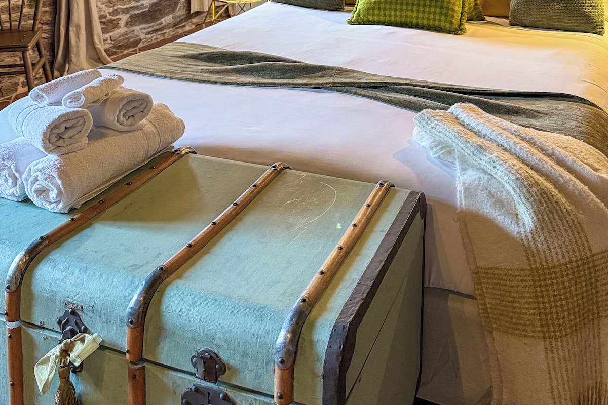 Premium bedding, desk, free WiFi, individually decorated