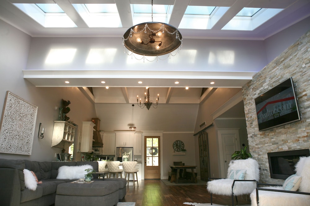 Waterfront W/Dock<br>5 Bedroom, with Hot Tub! One mile from Aqua Yacht!