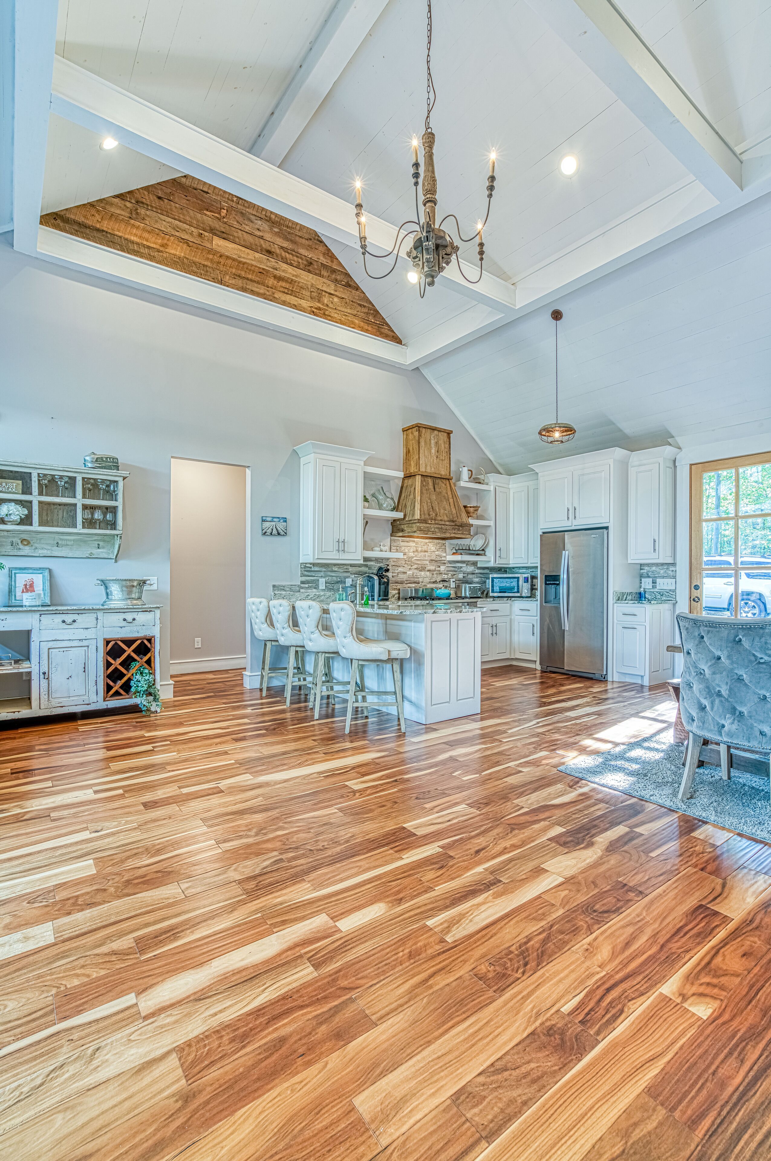 Waterfront W/Dock<br>5 Bedroom, with Hot Tub! One mile from Aqua Yacht!