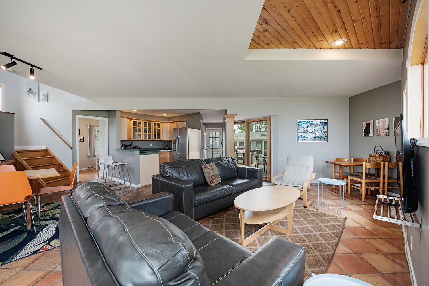 Lakefront 3-BR Home Holiday and Winter Getaways close to Sports Force