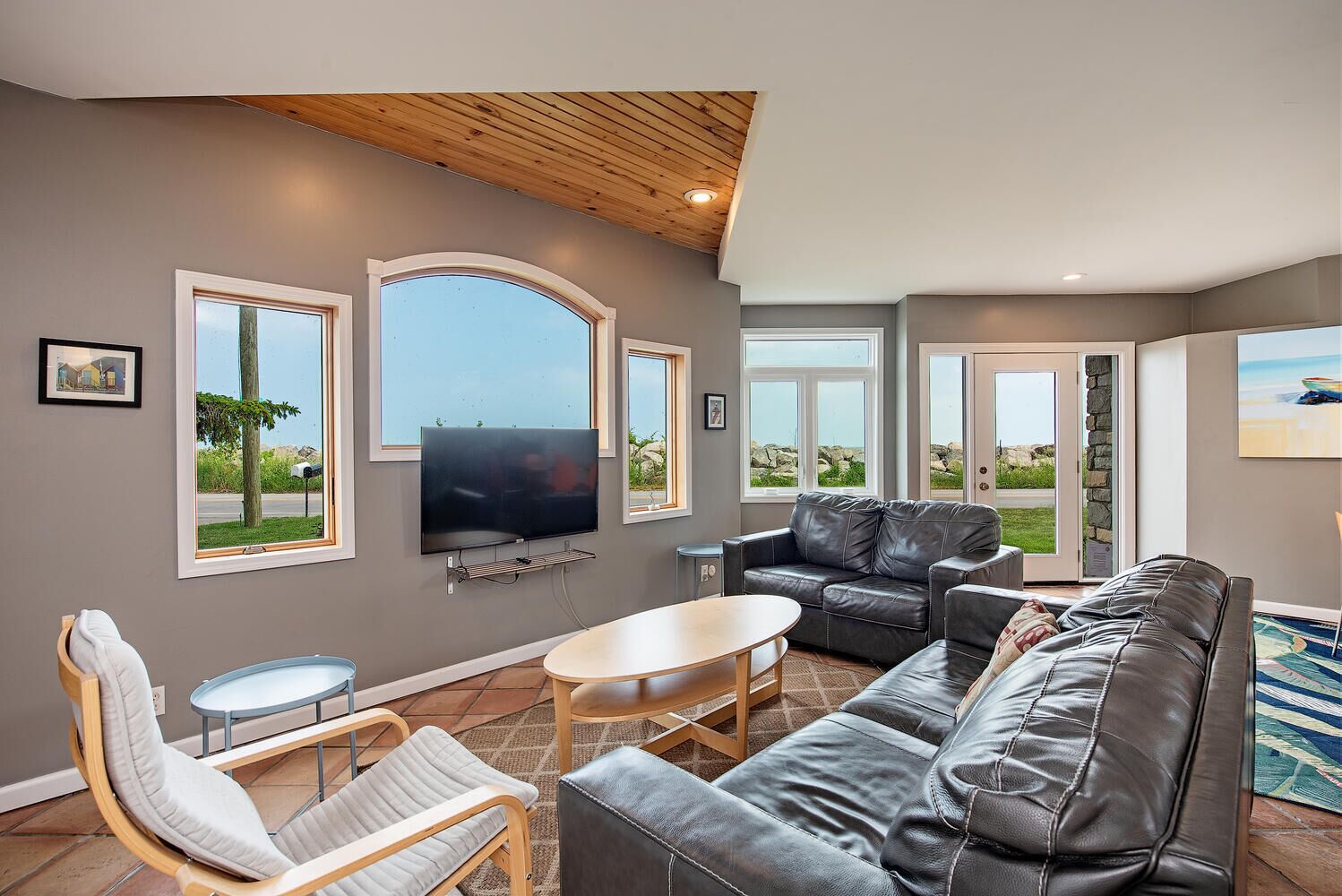 Lakefront 3-BR Home Holiday and Winter Getaways close to Sports Force