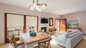 TV, fireplace, Netflix, streaming services - Modern house in the center of Fira 4 -5 guests (Thira)