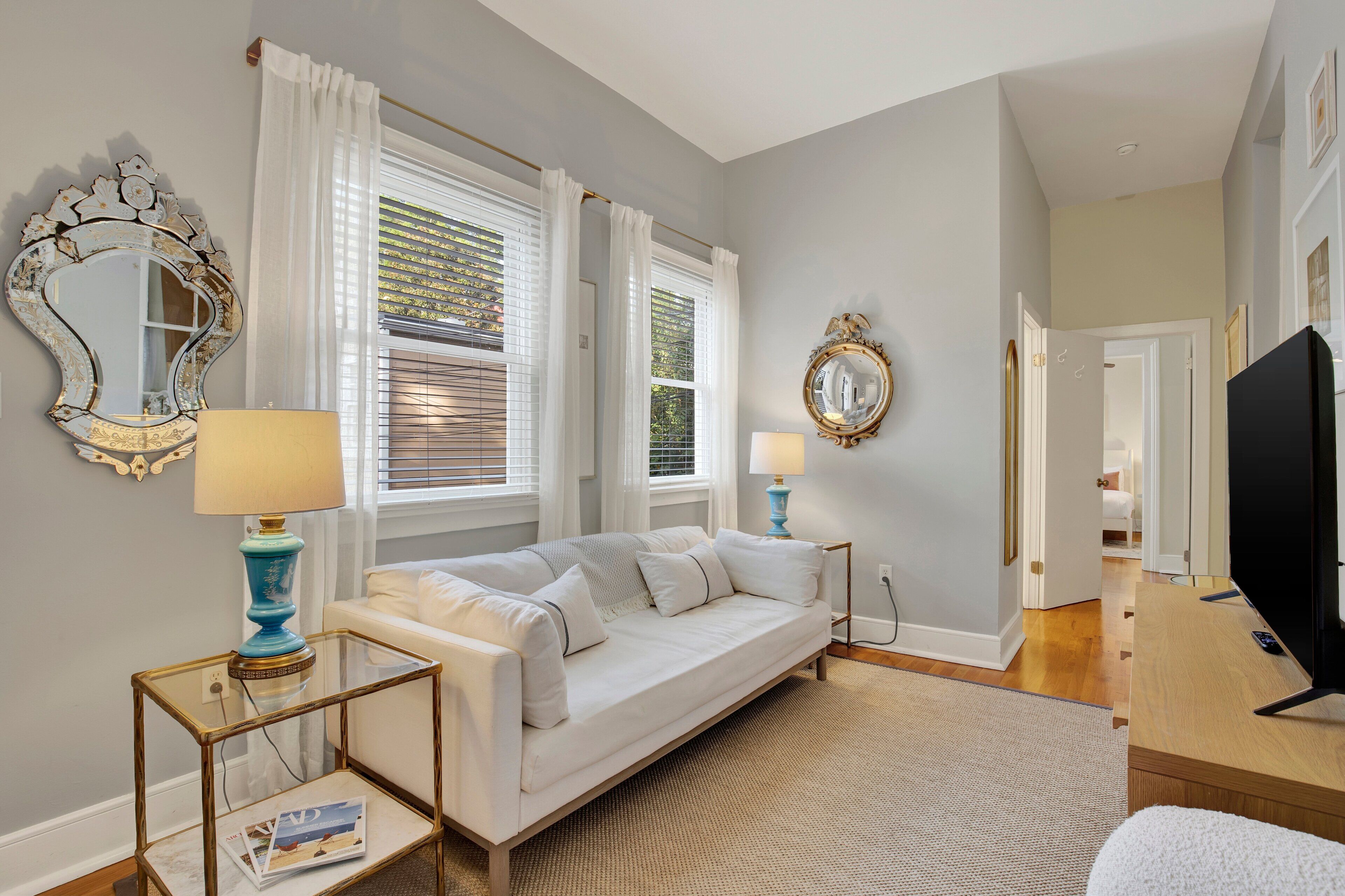 Televisión y chimenea 